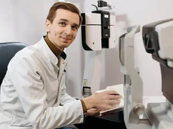 optometrista analyzuje vysledky merania optometrista analyzuje vysledky merania